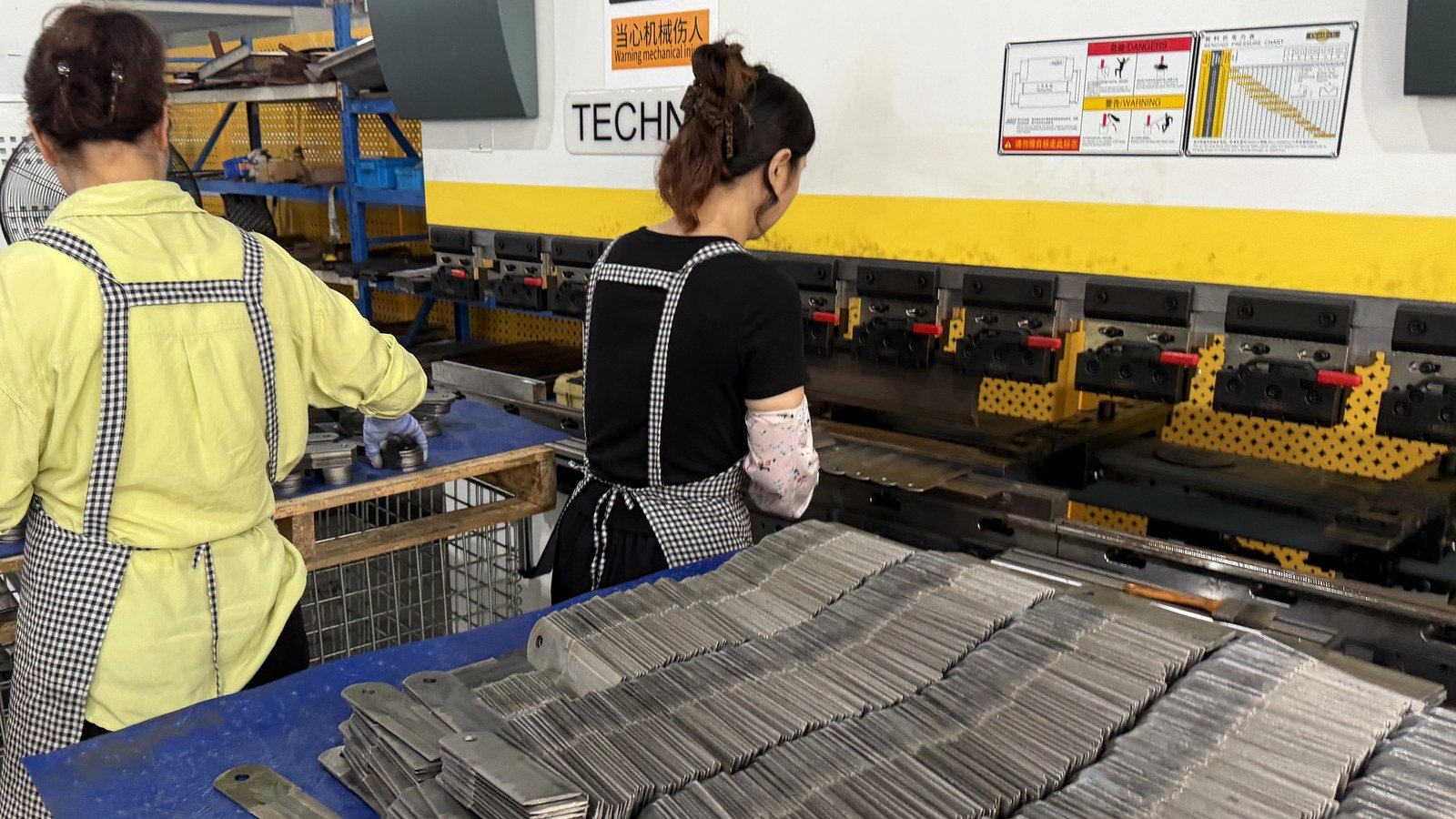 Batch production and quality control for combine harvester blade components