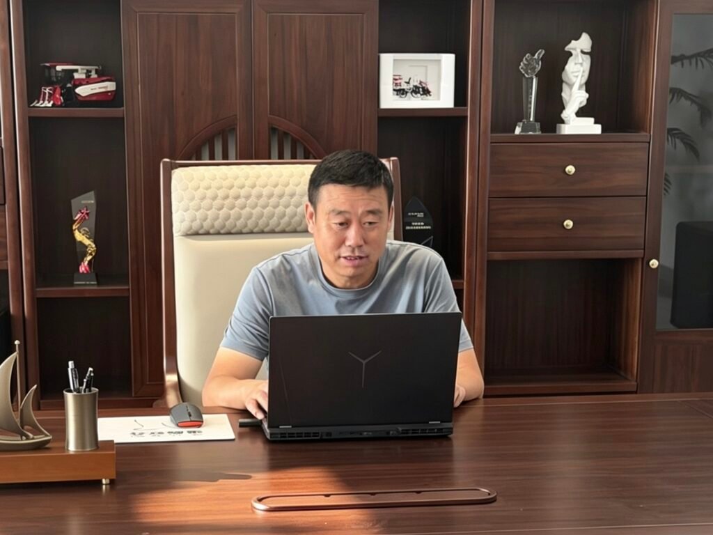 Chairman Zhang Zhengyang introducing product samples