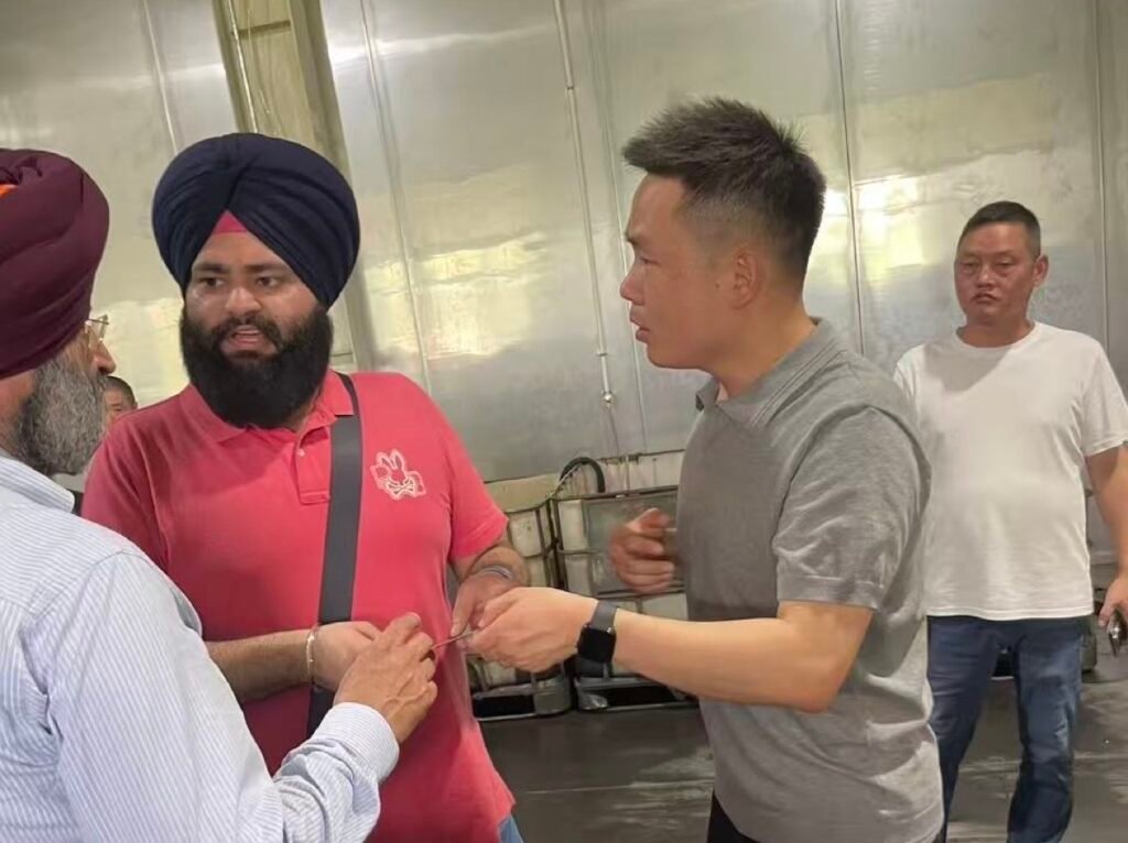 Kevin Chou receiving international customers in the LEFINE workshop